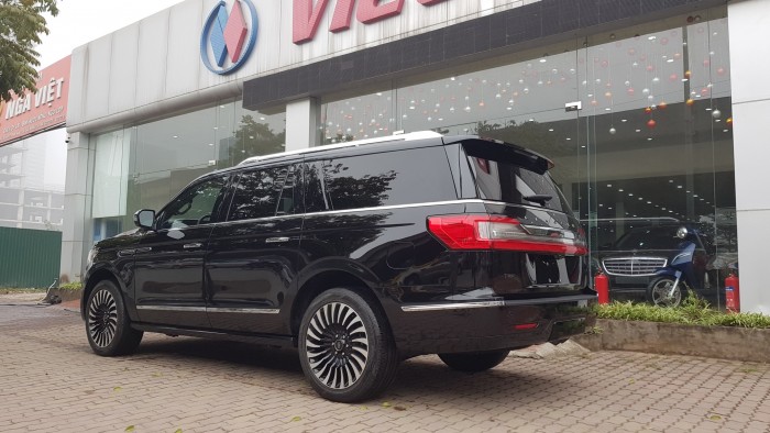 Lincoln Navigator Black Label màu đen, nội thất nâu đỏ, xe sản xuất 2018, nhập khẩu nguyên chiếc mới 100%