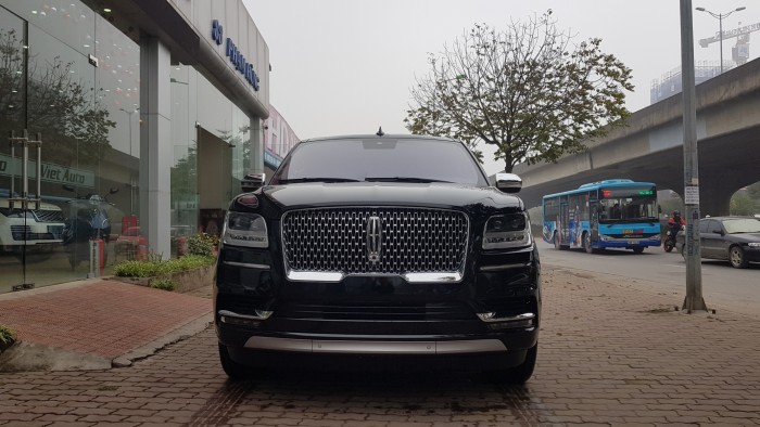 Lincoln Navigator Black Label màu đen, nội thất nâu đỏ, xe sản xuất 2018, nhập khẩu nguyên chiếc mới 100%