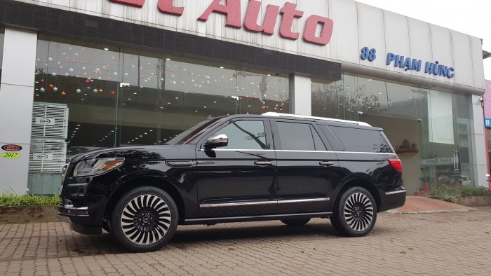 Lincoln Navigator Black Label màu đen, nội thất nâu đỏ, xe sản xuất 2018, nhập khẩu nguyên chiếc mới 100%