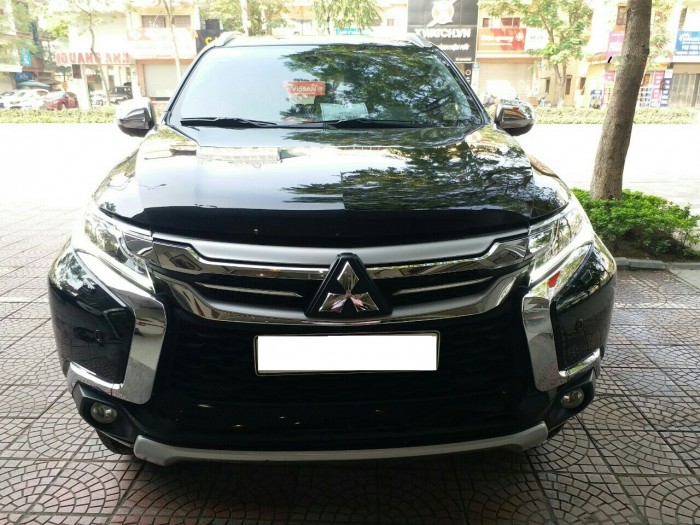 Mitsubishi Pajero Sport 3.0G màu đen 2 cầu máy Xăng sản xuất 2017