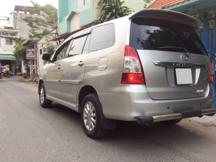 Cần bán xe Toyota Innova E 2013 số sàn màu bạc