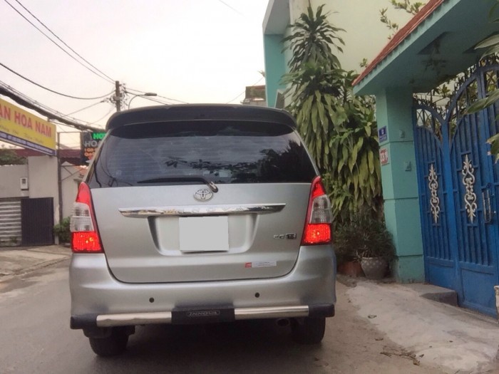 Cần bán xe Toyota Innova E 2013 số sàn màu bạc