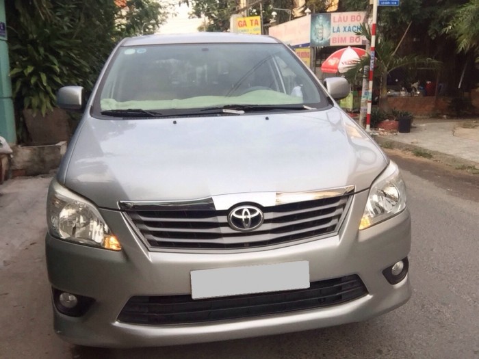 Cần bán xe Toyota Innova E 2013 số sàn màu bạc