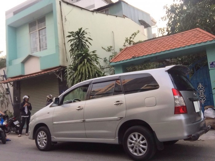 Cần bán xe Toyota Innova E 2013 số sàn màu bạc