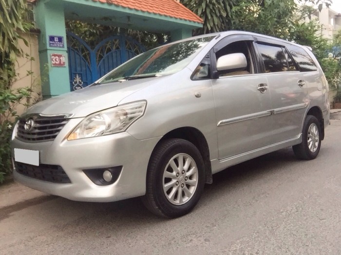 Cần bán xe Toyota Innova E 2013 số sàn màu bạc
