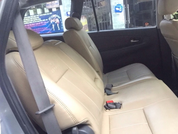 Cần bán xe Toyota Innova E 2013 số sàn màu bạc