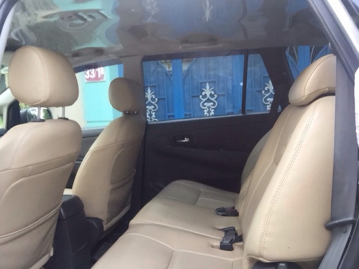 Cần bán xe Toyota Innova E 2013 số sàn màu bạc