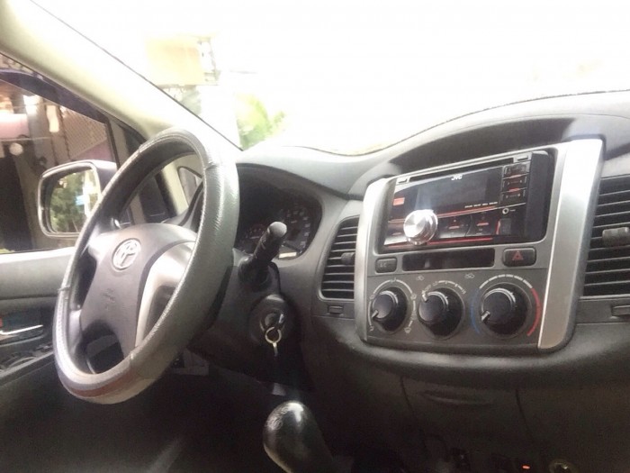 Cần bán xe Toyota Innova E 2013 số sàn màu bạc