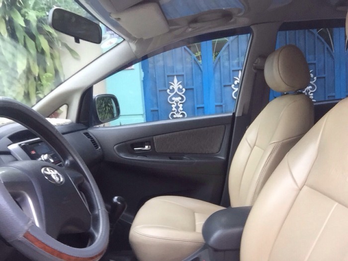 Cần bán xe Toyota Innova E 2013 số sàn màu bạc