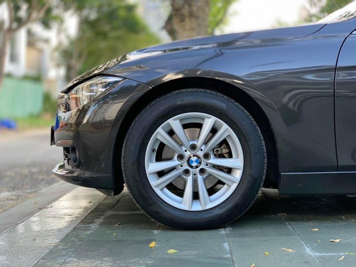 Cần Bán BMW 320I màu đen 2017 đk 2018 xe rất mới