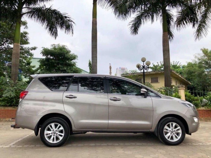 Toyota innova 2.0E 2017