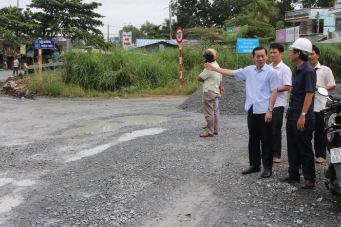 nền trục chính hẻm đường Hoàng Quốc Việt kdc đông đúc an ninh, gia đình hạnh phúc.