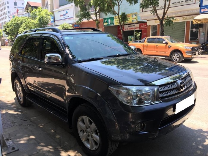 Bán em Fortuner 2010 tự động xăng xám chì xe còn zin như mới.