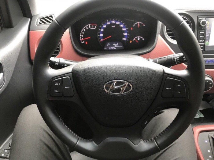 Bán xe Huyndai I10 sedan 1.2AT 2018 màu bạc