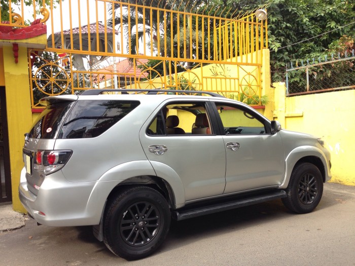 Toyota Fortuner 2016 máy dầu số sàn, xe màu bạc long lanh