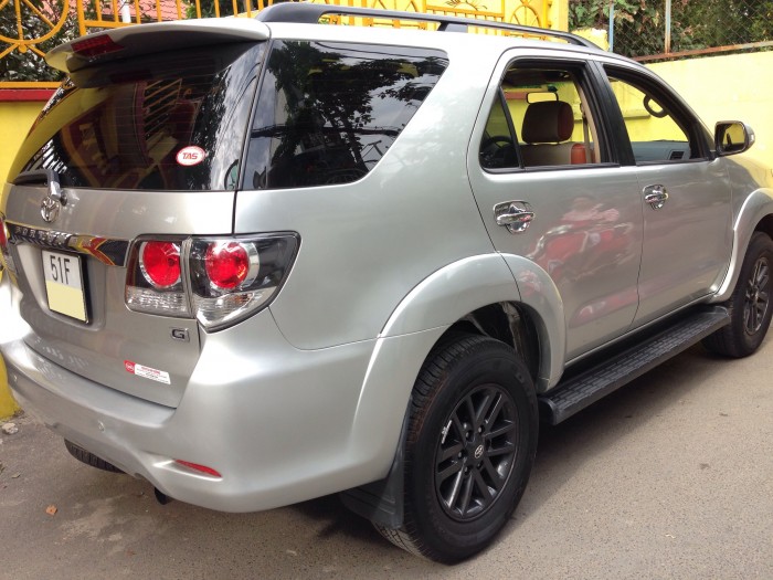 Toyota Fortuner 2016 máy dầu số sàn, xe màu bạc long lanh