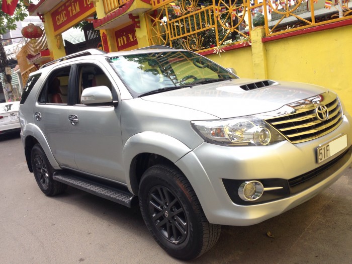 Toyota Fortuner 2016 máy dầu số sàn, xe màu bạc long lanh