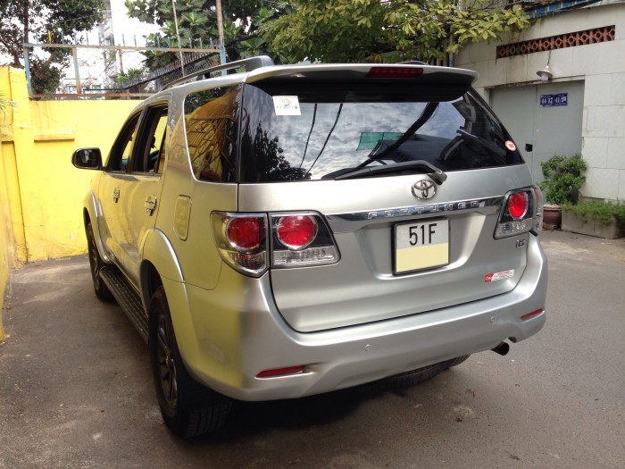 Toyota Fortuner 2016 máy dầu số sàn, xe màu bạc long lanh