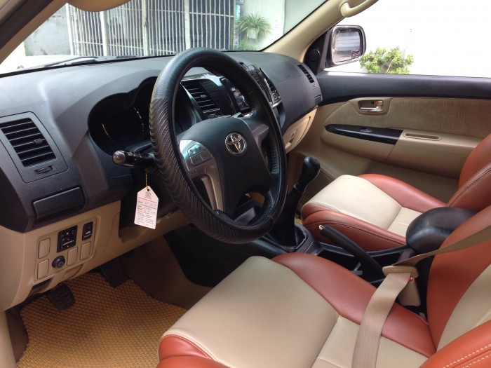 Toyota Fortuner 2016 máy dầu số sàn, xe màu bạc long lanh