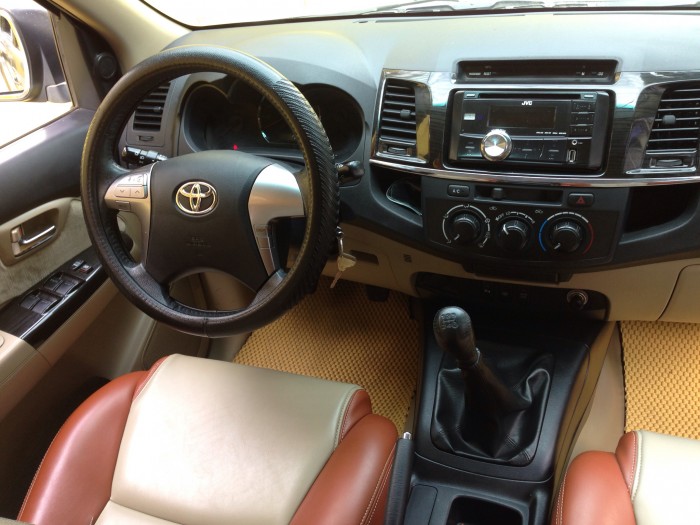 Toyota Fortuner 2016 máy dầu số sàn, xe màu bạc long lanh