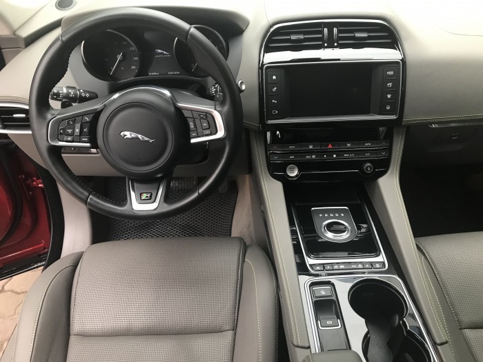 Cực Hot . Jaguar F Pace Sport sản xuất 2016 đăng kí 2018 ,lăn bánh 1,4 vạn km như mới tinh.