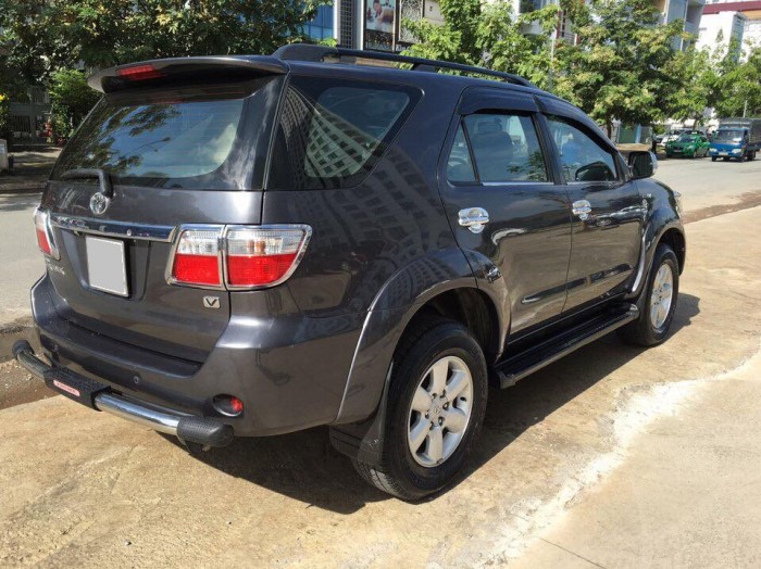 Cần bán xe Toyota Fortuner 2010 số tự động máy xăng, bspt