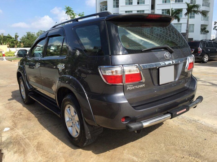 Cần bán xe Toyota Fortuner 2010 số tự động máy xăng, bspt