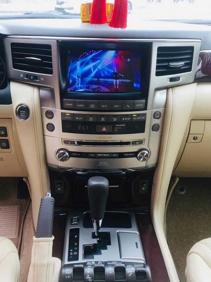 Lexus LX570 màu vàng cát, nội thất kem. sản xuất và đăng ký 2012, tư nhân chính chủ.
