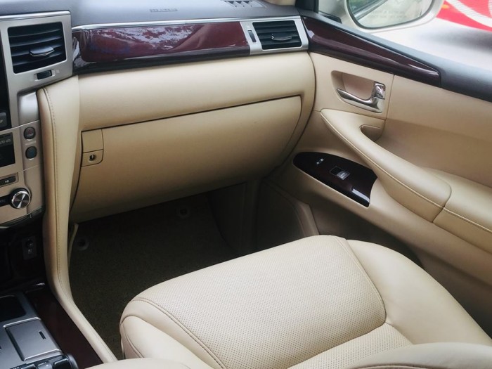Lexus LX570 màu vàng cát, nội thất kem. sản xuất và đăng ký 2012, tư nhân chính chủ.