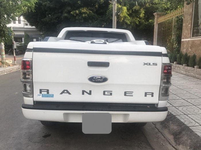 Cần bán xe Ford Ranger 2017 máy dầu số sàn màu trắng