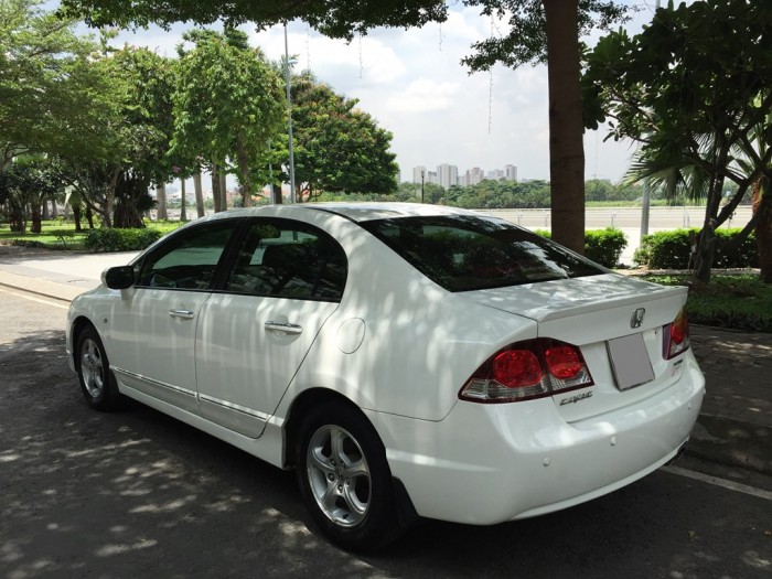 Bán gấp đổi xe Honda Civic 2.0 Trắng thể thao 2010 zin từng con ốc nhỏ.