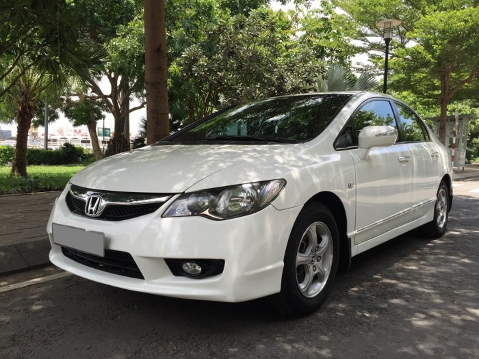 Bán gấp đổi xe Honda Civic 2.0 Trắng thể thao 2010 zin từng con ốc nhỏ.