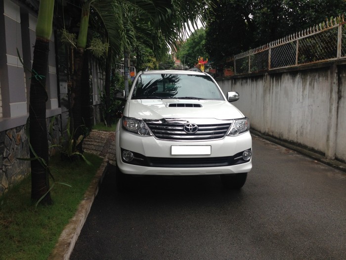 Bán xe Fortuner máy dầu số sàn đời 2016 đăng ký 2017 màu trắng