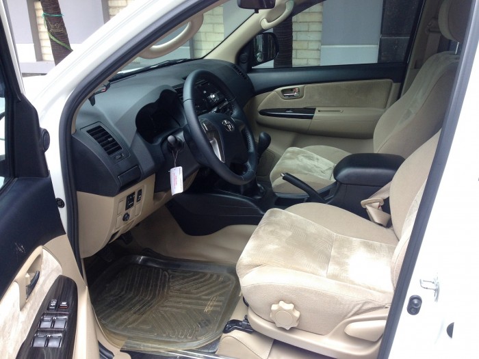 Bán xe Fortuner máy dầu số sàn đời 2016 đăng ký 2017 màu trắng