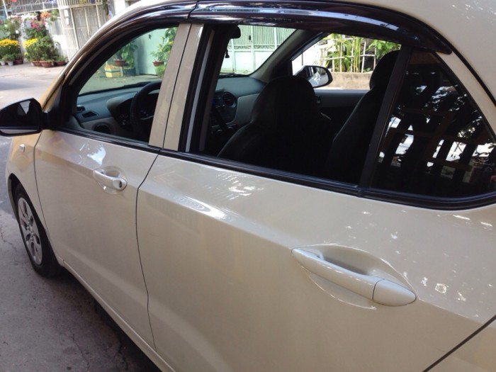 Hyundai I10 trắng 2017 bản 1.25 số sàn chính chủ xe như mới.
