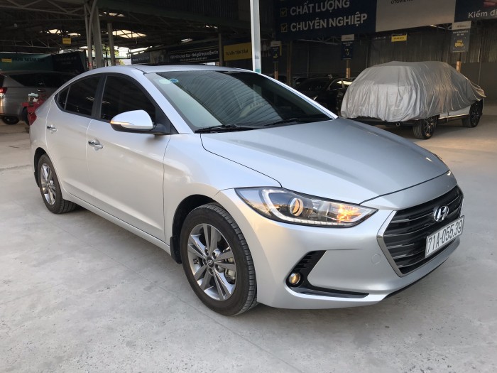 Bán Hyundai Elantra GLS 1.6AT màu bạc số tự động sản xuất 2018 biển tỉnh đi 12000 km