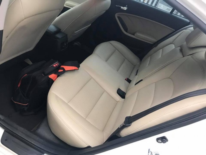 Cần bán xe Kia Cerato 2017 số sàn màu trắng