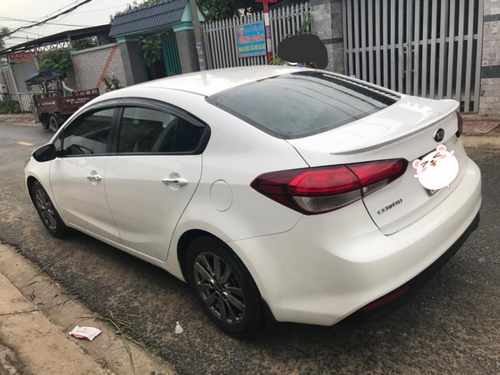 Cần bán xe Kia Cerato 2017 số sàn màu trắng