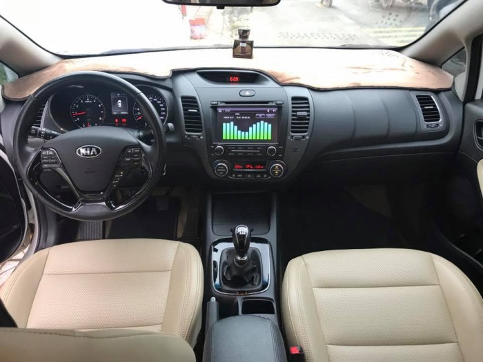 Cần bán xe Kia Cerato 2017 số sàn màu trắng