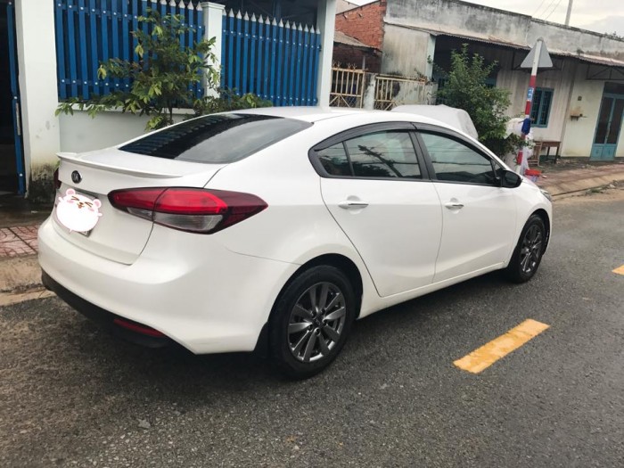 Cần bán xe Kia Cerato 2017 số sàn màu trắng