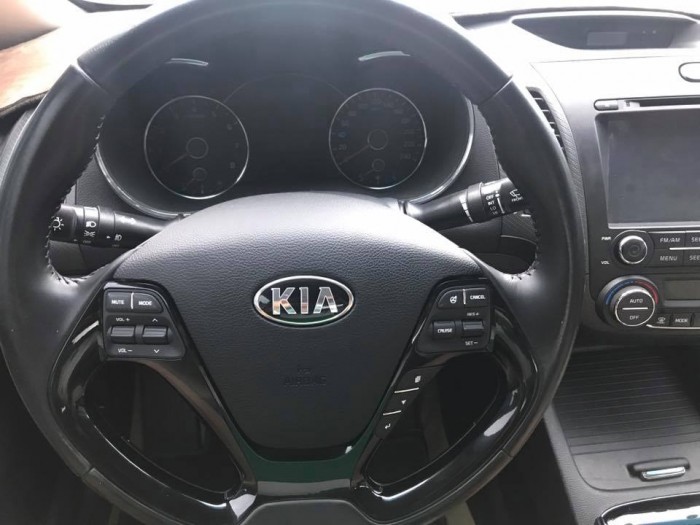Cần bán xe Kia Cerato 2017 số sàn màu trắng