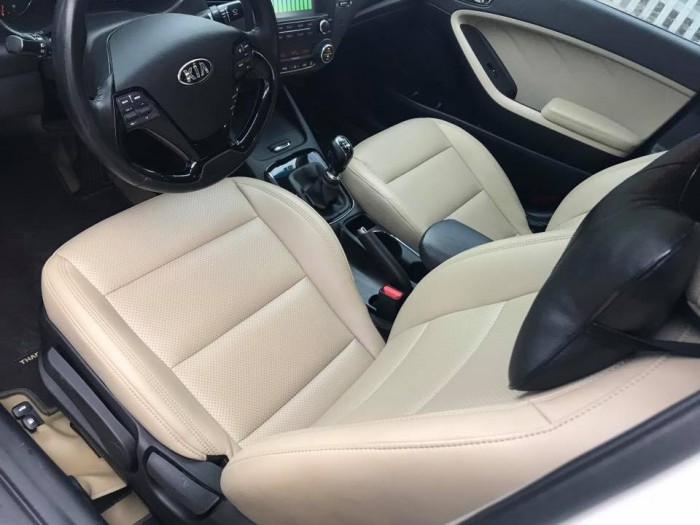 Cần bán xe Kia Cerato 2017 số sàn màu trắng