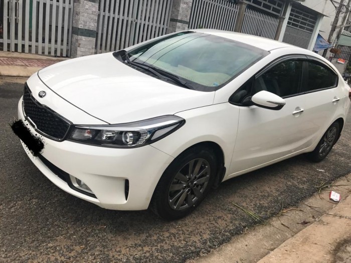 Cần bán xe Kia Cerato 2017 số sàn màu trắng