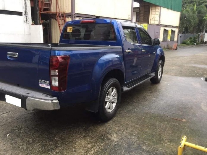 Gia đình cần bán Dmax 2017, số sàn, màu vàng cát, một đời chủ