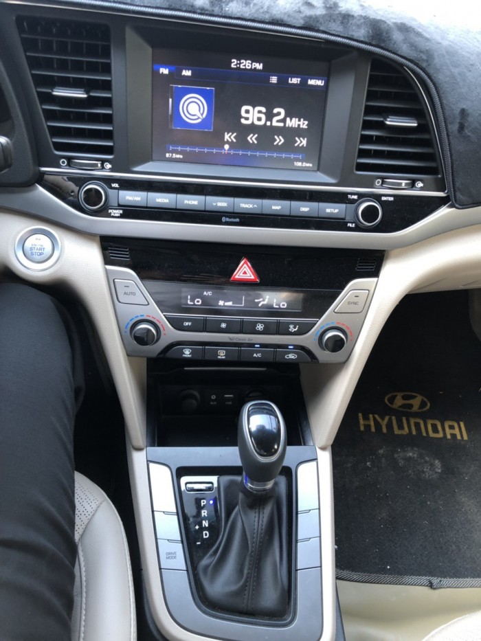 Bán Elantra 1.6AT 2018, màu bạc, đúng chất, giá TL, hổ trợ góp
