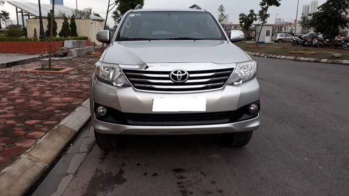 Gia đình cần bán Fortuner 2013, số tự động máy xăng, màu bạc