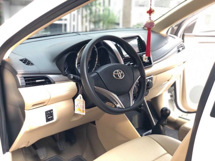 Bán nhanh Vios 2017 màu trắng số sàn thể thao zin đẹp