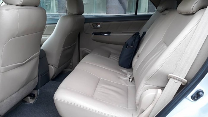 Gia đình cần bán Fortuner 2013, số tự động máy xăng, màu bạc