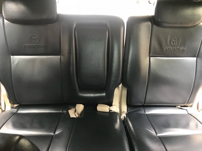 Bán gấp Fortuner 2011 màu đen tự động xe rất ít đi.