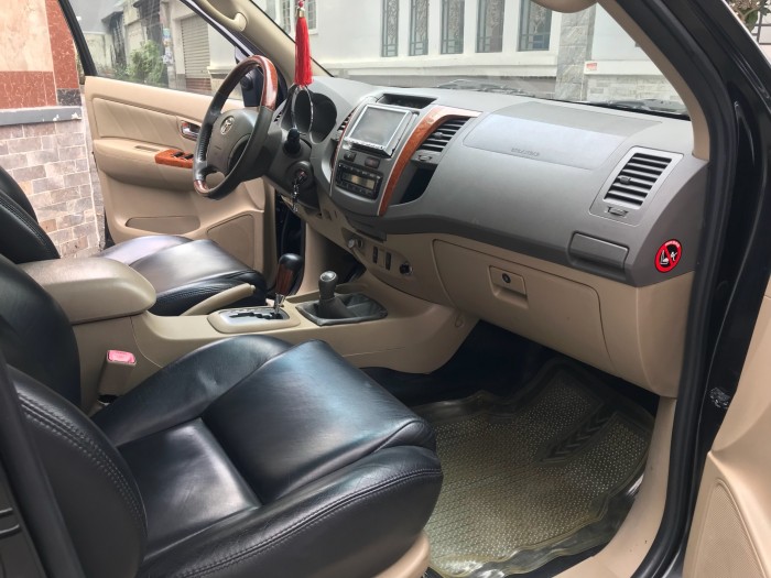Bán gấp Fortuner 2011 màu đen tự động xe rất ít đi.